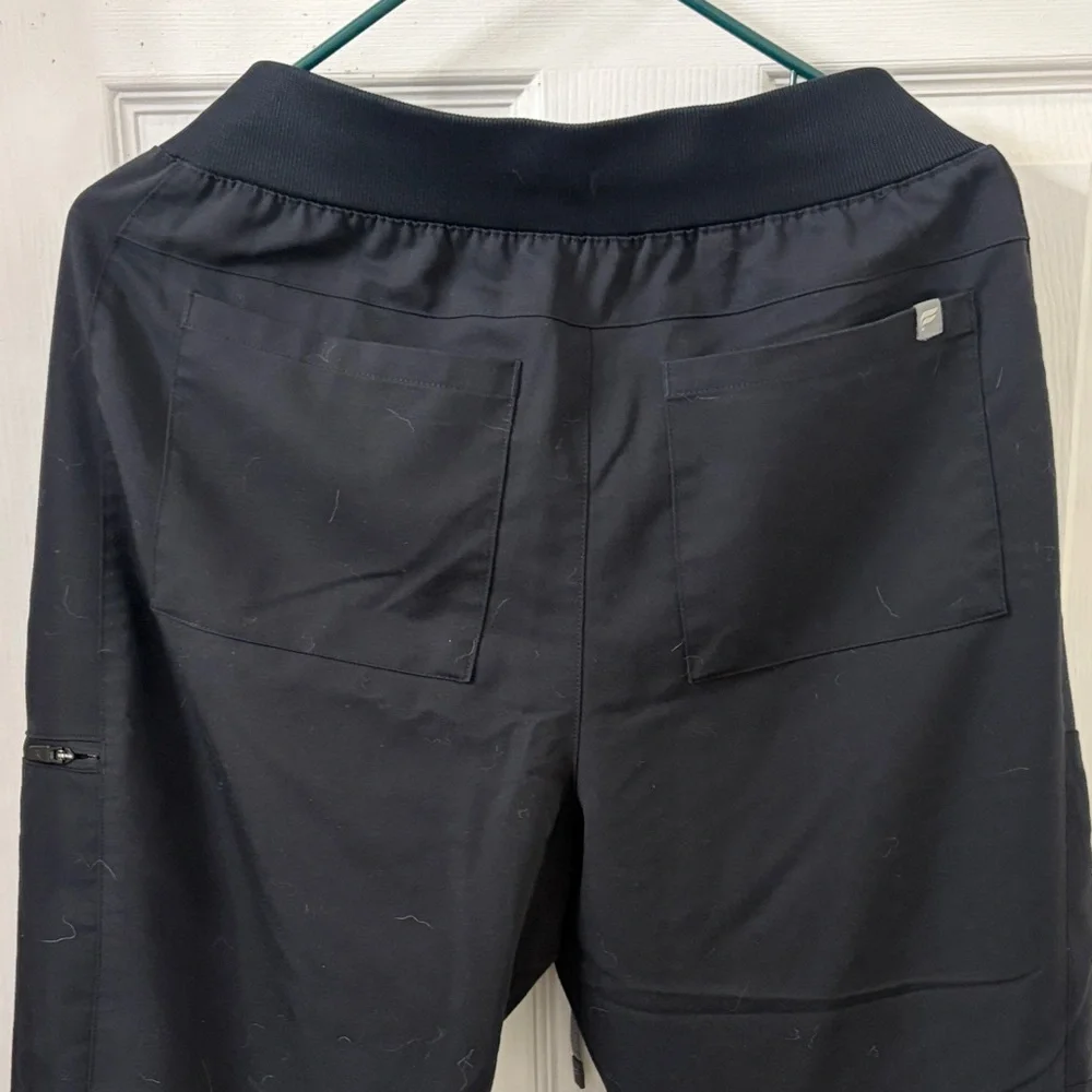 Fabletics Black Scrub Set - Picture 10 of 12